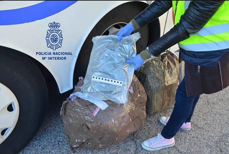 Peste 80 de kg de marijuana și o motocicletă furată, găsite de poliția spaniolă într-un autocar condus de doi rebreni Peste 80 de kg de marijuana și o motocicletă furată, găsite de poliția spaniolă într-un autocar condus de doi rebreni