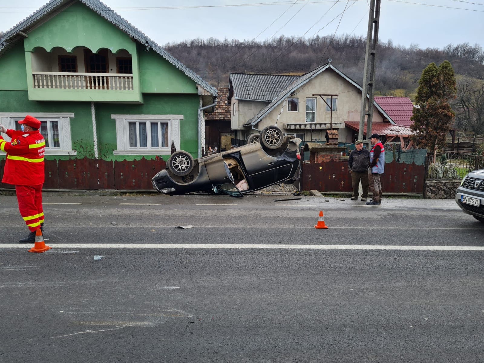 FOTO- Accident pe DN 17: A făcut praf două mașini, una ajungând cu roțile-n sus