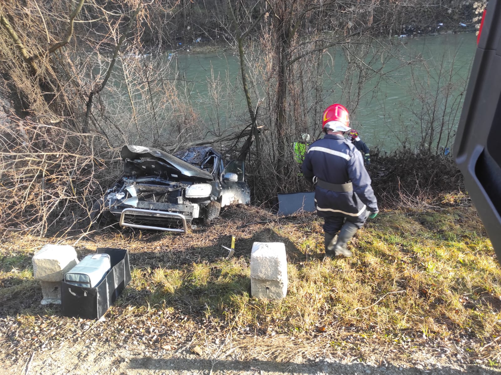 FOTO: Accident cu două victime în Ilva Mică; un autoturism a ajuns în albia râului Somes