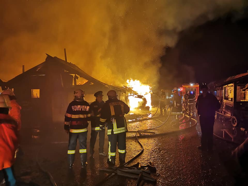 FOTO/VIDEO: Aproape 150 de copii rămași pe drumuri, după ce un incendiu violent le-a distrus casele