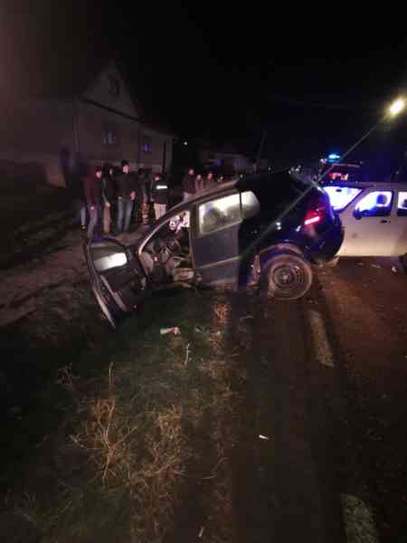 FOTO: Patru persoane, la spital după un accident produs în Dumitra FOTO: Patru persoane, la spital după un accident produs în Dumitra