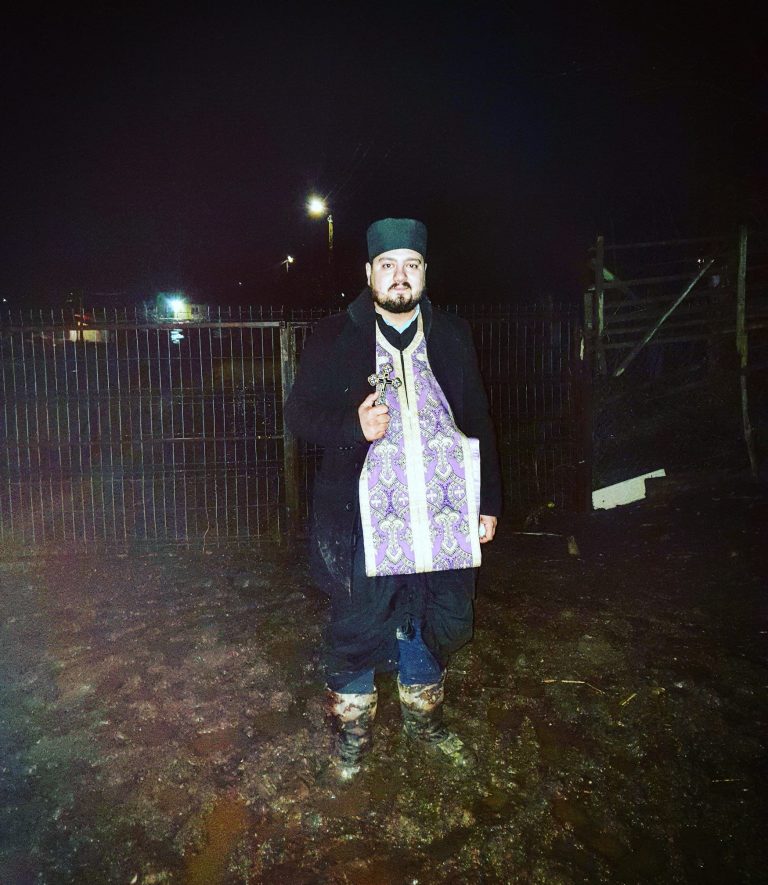 Preot, în luptă cu noroaiele, de Bobotează: „Tot ce contează cu adevărat e să îl aduci pe Hristos în casă”