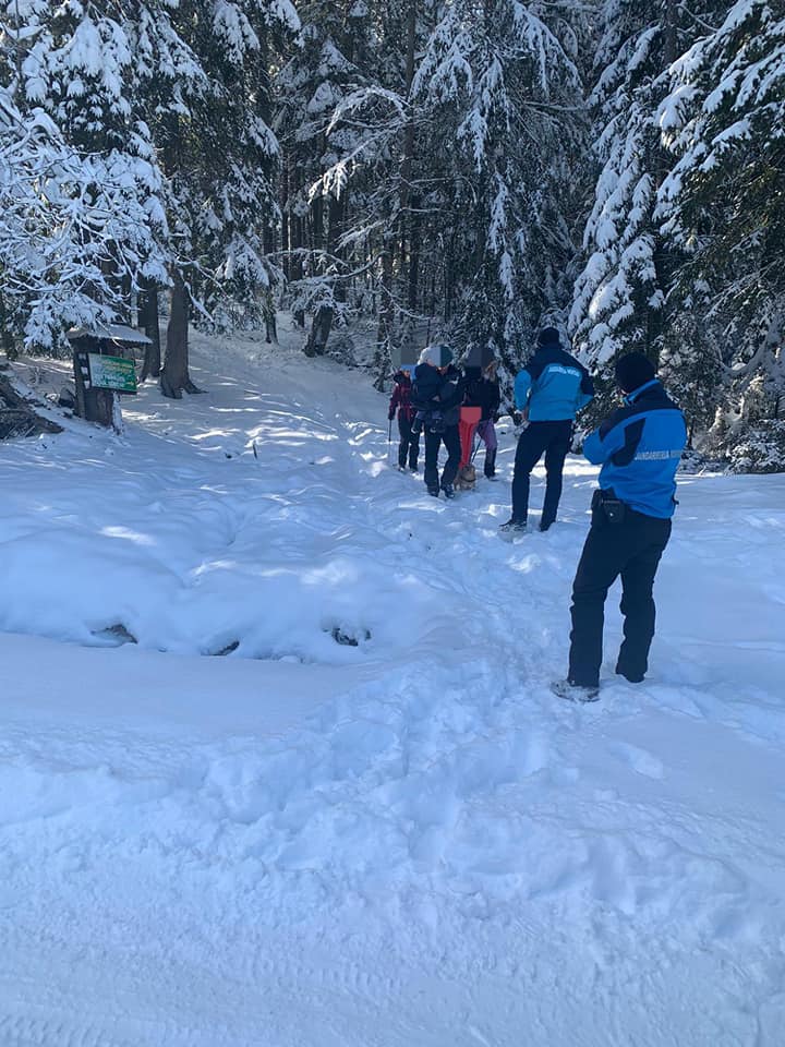 FOTO -Bistrițenii au luat cu asalt zonele cu zăpadă! Un „curajos” a apelat la jandarmi, după ce a rămas blocat pe un drum forestier FOTO -Bistrițenii au luat cu asalt zonele cu zăpadă! Un „curajos” a apelat la jandarmi, după ce a rămas blocat pe un drum forestier