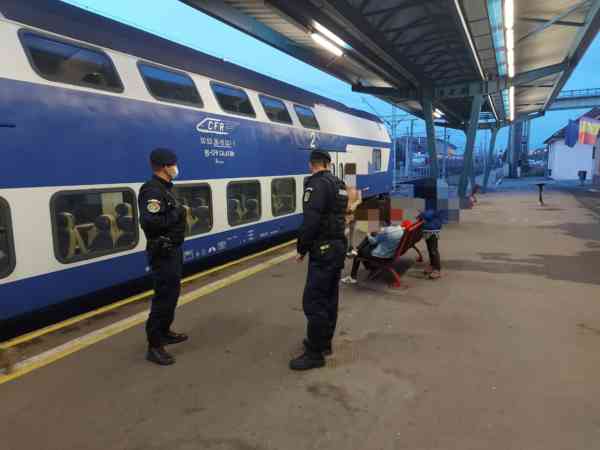 Bărbat plasat în carantină în București, prins de jandarmi în gara din Bistrița Bărbat plasat în carantină în București, prins de jandarmi în gara din Bistrița
