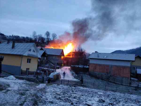 FOTO: Acoperișul unei case din Sângeorz-Băi a fost cuprins de flăcări