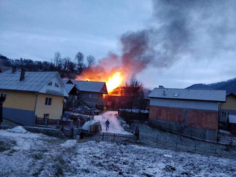 Intervenție a pompierilor la Sângeorz-Băi, unde acoperișul unei case a fost cuprins de flăcări (FOTO) Intervenție a pompierilor la Sângeorz-Băi, unde acoperișul unei case a fost cuprins de flăcări (FOTO)