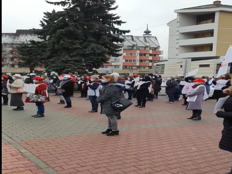 Sindicaliștii din sănătate și asistență socială au pichetat sediul Instituției Prefectului Bistrița-Năsăud (FOTO)