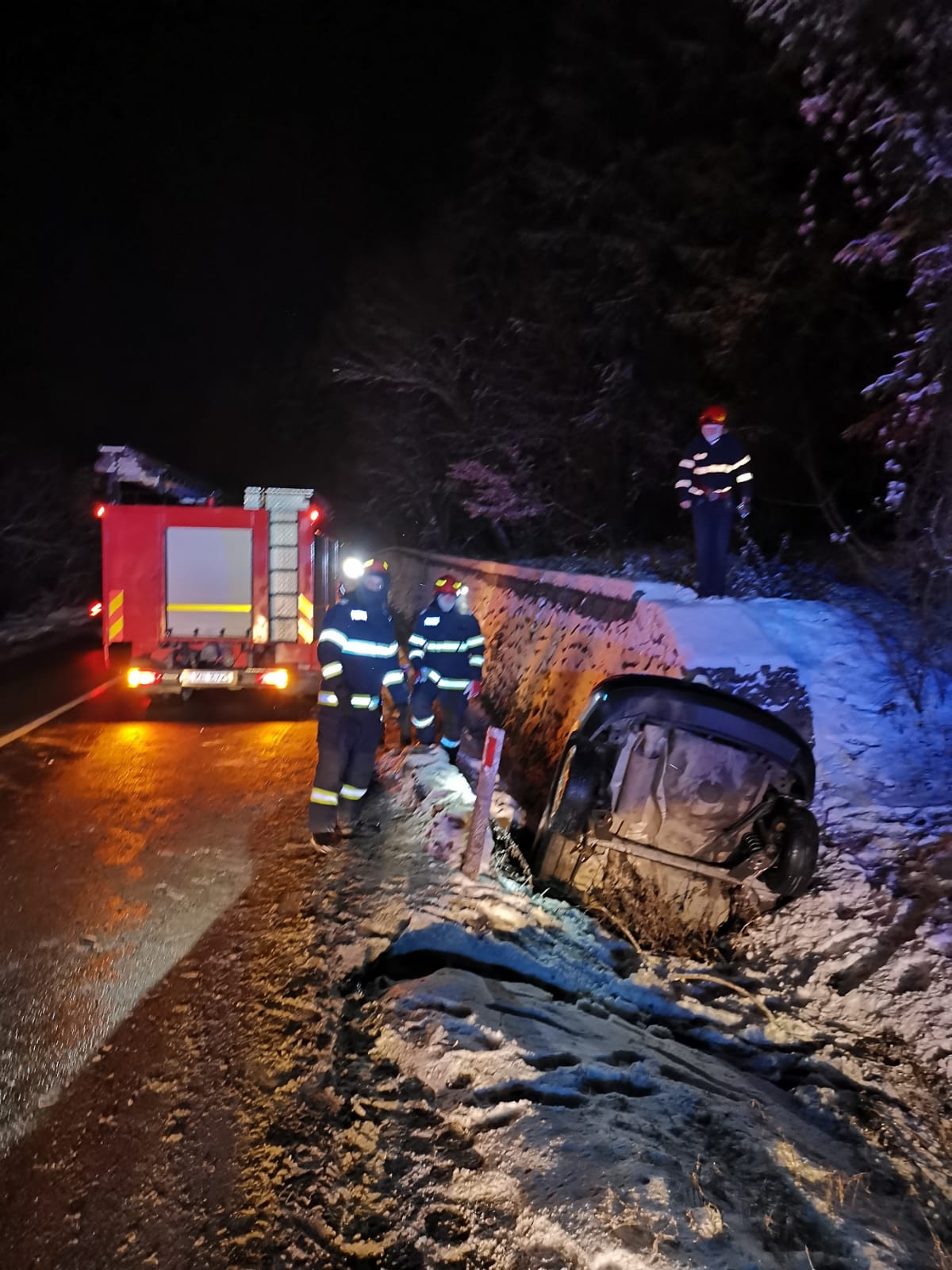 FOTO: Accident pe DN 17C, în Dealul Dumitrei. O mașină a ajuns în șanț FOTO: Accident pe DN 17C, în Dealul Dumitrei. O mașină a ajuns în șanț