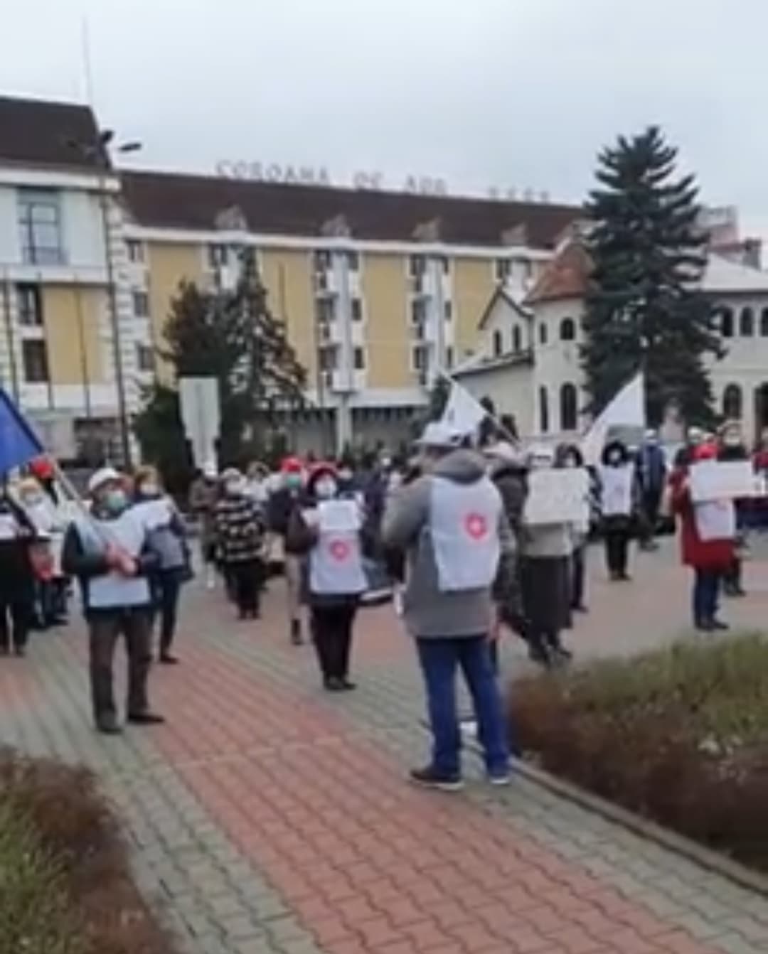 VIDEO: Protest al sindicaliștilor de la Sanitas, în fața Prefecturii