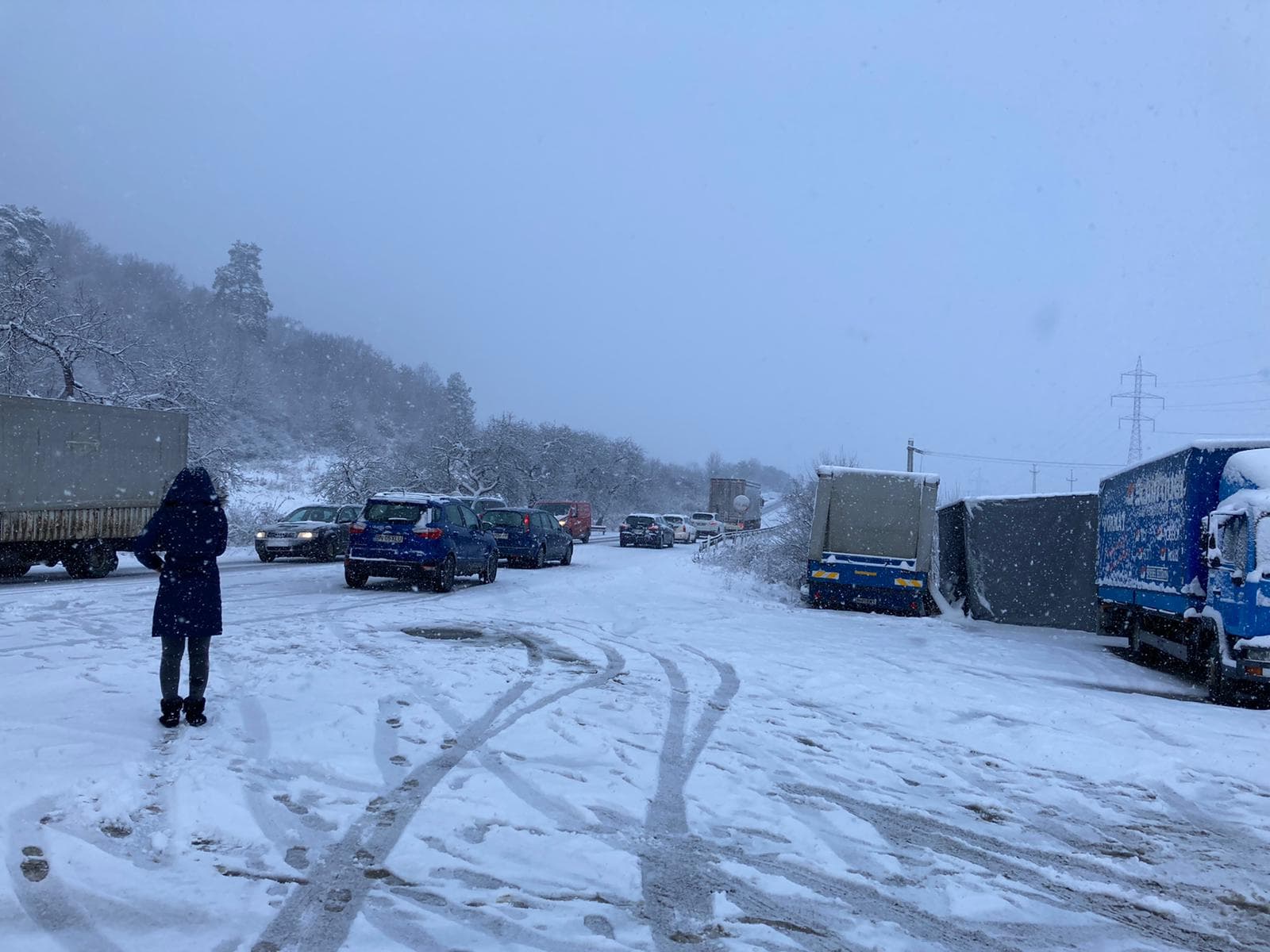 FOTO/VIDEO: Groapa Sărății blocată din cauza carosabilului necurățat! Cozi kilometrice FOTO/VIDEO: Groapa Sărății blocată din cauza carosabilului necurățat! Cozi kilometrice