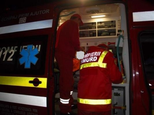 Trei persoane, doi adulți și un copil, rănite într-un accident produs în localitatea Teaca