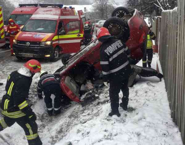 FOTO/VIDEO: Mașină, aterizată cu botul într-o rigolă, în Herina! Două femei, la spital
