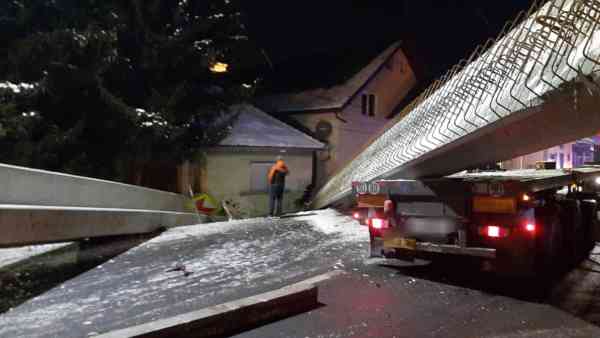 FOTO: Grinzi de beton, căzute dintr-un trailer pe DN 17, la Reteag! Drumul, blocat în totalitate FOTO: Grinzi de beton, căzute dintr-un trailer pe DN 17, la Reteag! Drumul, blocat în totalitate