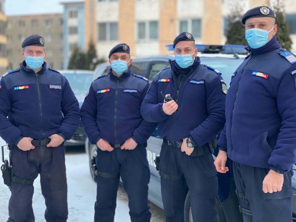 Cum au ajuns 4 jandarmi aflați în patrulare să salveze trei adulți și patru copii dintr-o casă cuprinsă de flăcări Cum au ajuns 4 jandarmi aflați în patrulare să salveze trei adulți și patru copii dintr-o casă cuprinsă de flăcări