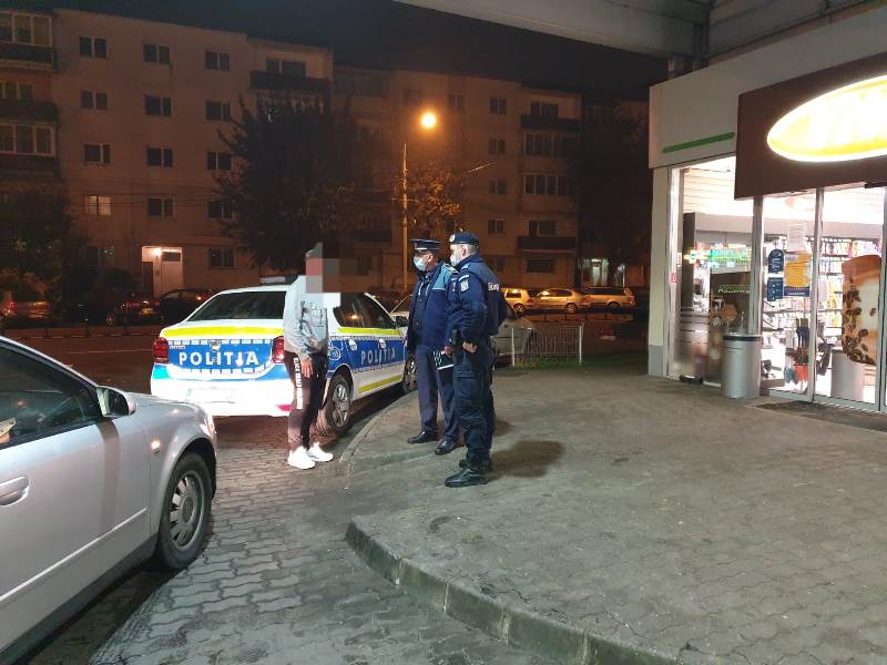 Tot mai multe amenzi pentru nerespectarea măsurilor impuse în contextul pandemiei de coronavirus Tot mai multe amenzi pentru nerespectarea măsurilor impuse în contextul pandemiei de coronavirus