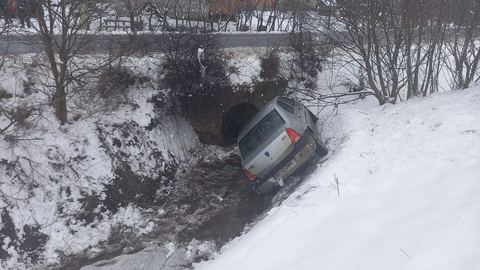 FOTO – Un șofer începător s-a „strecurat” printre două mașini. Una a ajuns în șanț FOTO – Un șofer începător s-a „strecurat” printre două mașini. Una a ajuns în șanț
