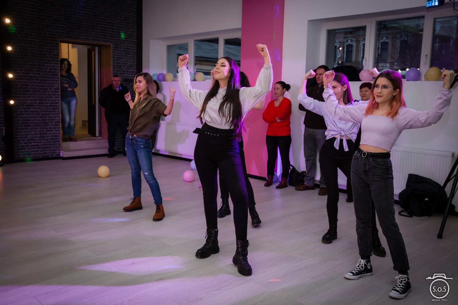 Ți-e dor să dansezi și să te distrezi? Yolo Studio te așteaptă, în fiecare vineri, la PARTY!! Ți-e dor să dansezi și să te distrezi? Yolo Studio te așteaptă, în fiecare vineri, la PARTY!!