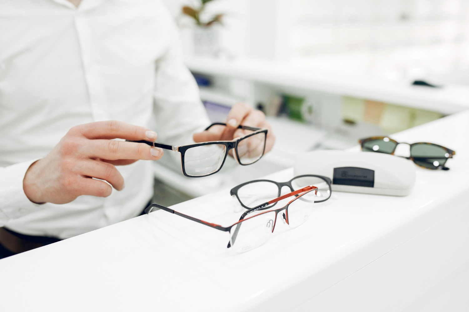 Cum se curăță corect ochelarii de vedere