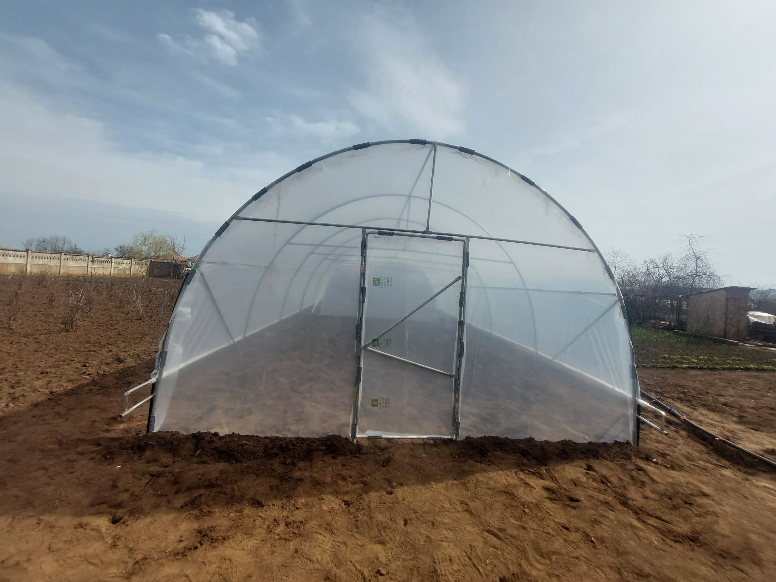 Cum a reușit o tânără mămică să își asigure legume sănătoase pentru familie cu ajutorul unui solar de grădină de la solarii-izosun.ro